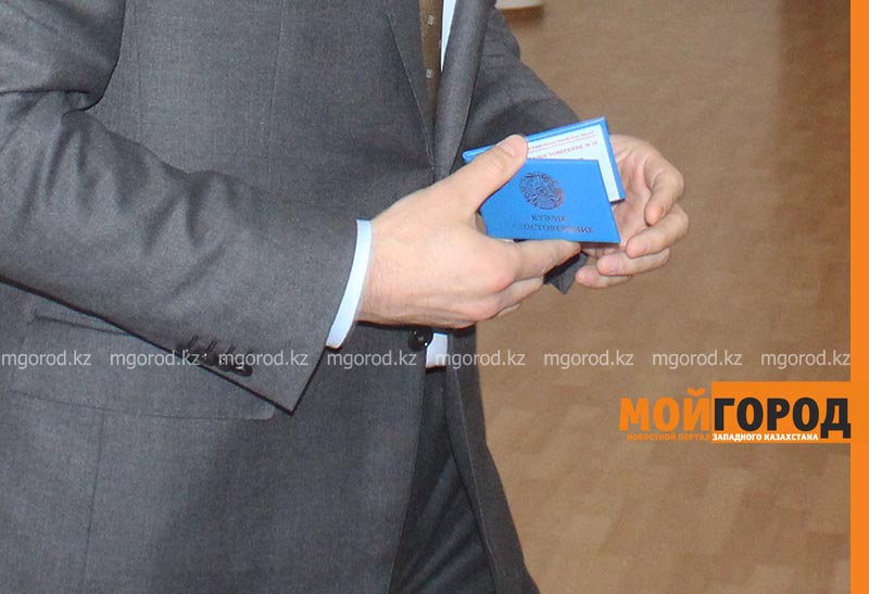 В Актобе служебные удостоверения госслужащих заменят на  ID-карты