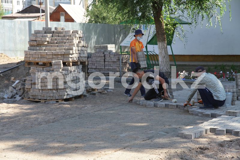 Брусчатку с площади Абая кладут во дворе школы в Уральске