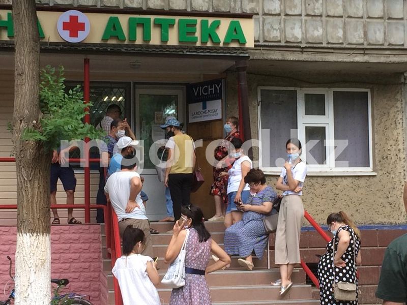Огромные очереди выстроились около аптек в Уральске