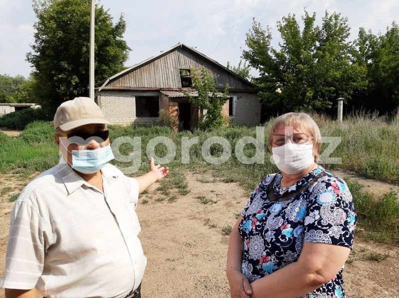 В Уральске до сих пор не снесли аварийный дом, крыша которого обрушилась на жильцов
