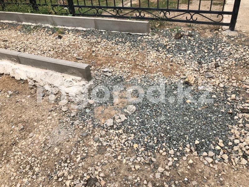 В Уральске продолжается благоустройство дворов и строительство тротуаров
