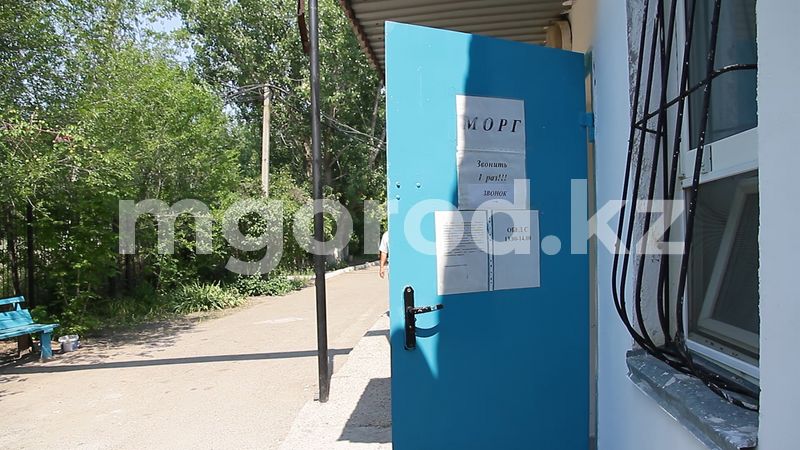 Родственники умерших пожаловались на сильный гнилостный запах из морга Уральска (фото)