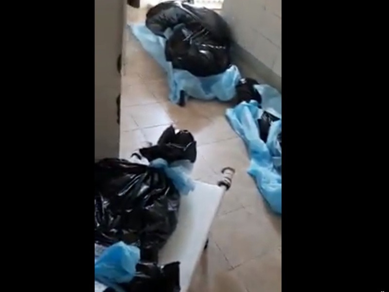 Лежащие в коридоре морга Аксая трупы в чёрных мешках сняли на видео