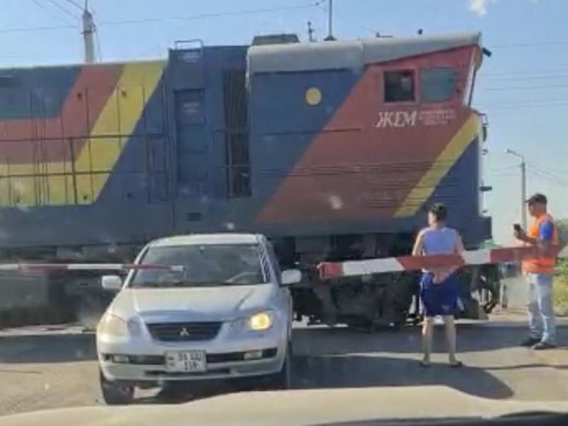 Потасовка водителя авто и работника железнодорожных путей в Уральске: полицейские наказали водителя