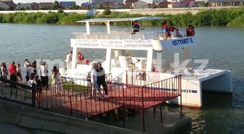 Жителей Атырау возмутил речной трамвайчик, катающий людей в период карантина (видео)