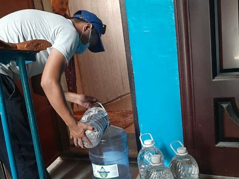 Волонтеры Уральска развозят воду инвалидам и семьям ветеранов