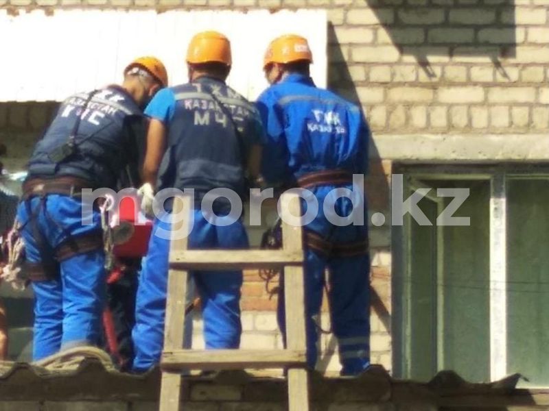 Женщина выпала из окна многоэтажки в Уральске, встряхивая постель