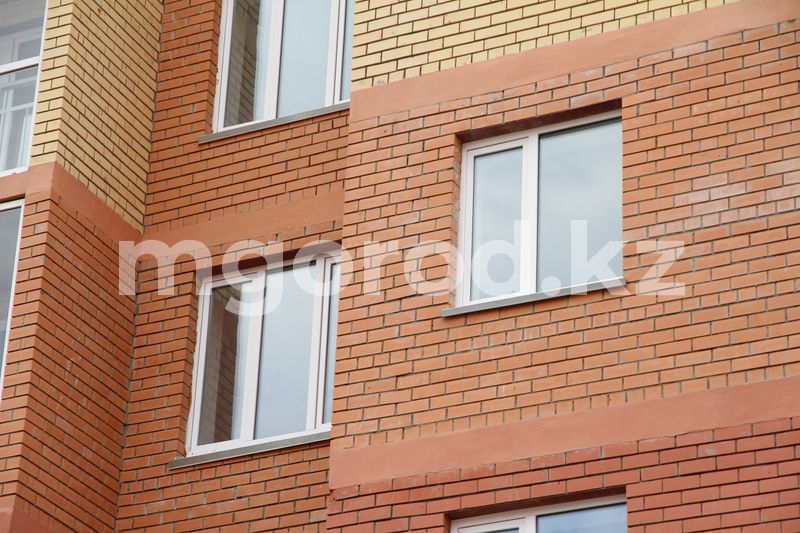 Девочки-близняшки выпали из окна третьего этажа в Атырау