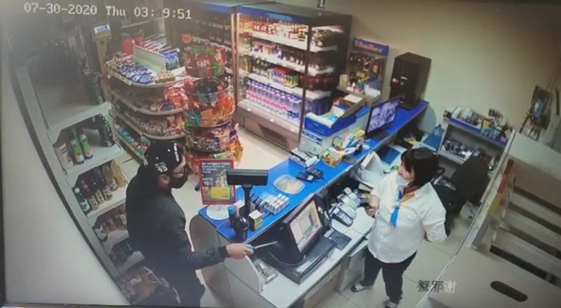 Разбойник угрожал ножом сотрудникам АЗС в Актобе (видео)