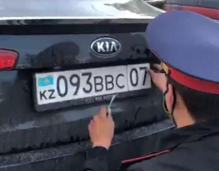 Полицейский ездил с подложными номерами в Уральске (видео)