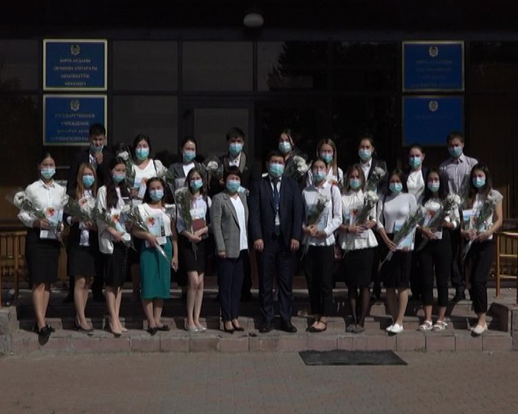 Бөрлі ауданында әлеуметтік жағынан қорғалмаған отбасы оқушыларына 600 планшет сатып алынды