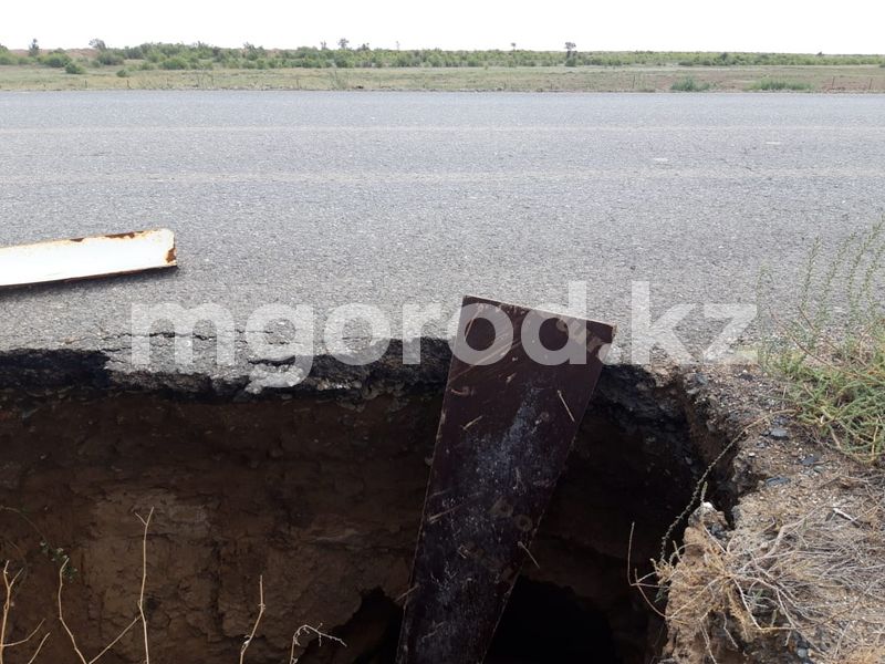 Из-за дождя обвалился асфальт на трассе Атырауской области