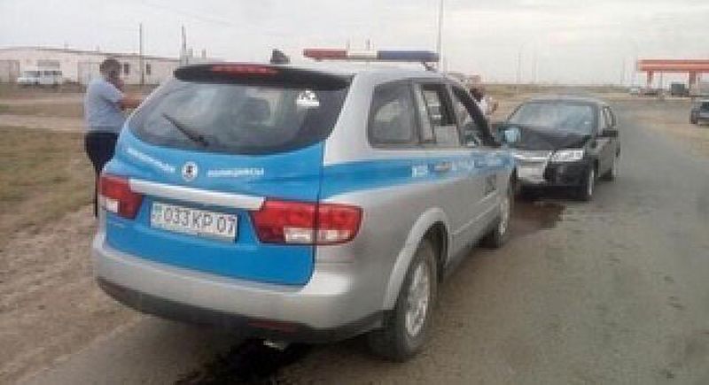 Полицейский автомобиль выехал на встречку и врезался в «Ладу Гранту» в ЗКО (фото)
