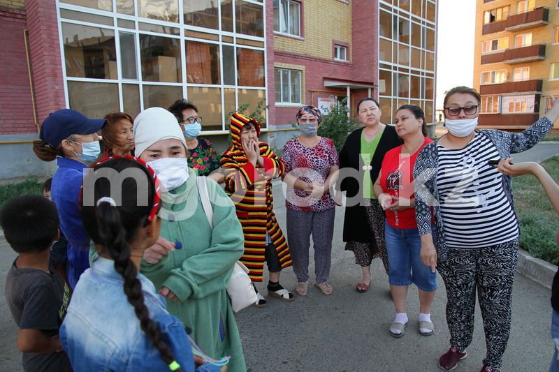 Пятый год нет нормальной подачи горячей воды - жители многоэтажки в Уральске