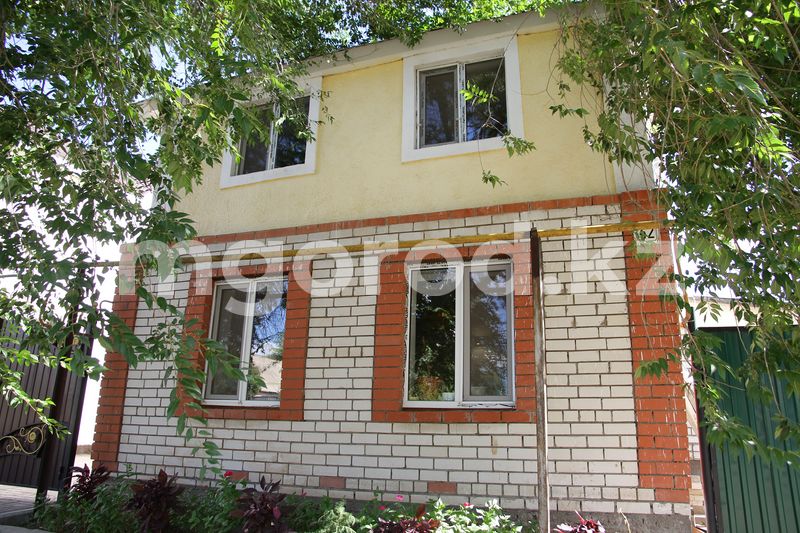 Отцу-одиночке с семью детьми купили дом в Уральске
