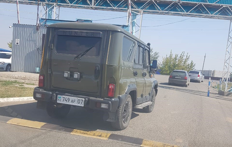 Машина ездит с подложными номерами