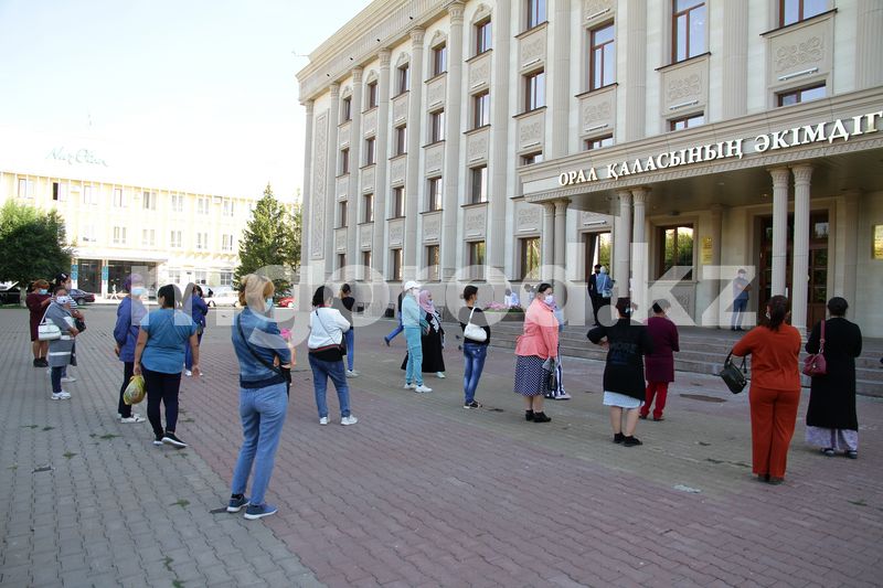 Где наши деньги? - многодетные мамы Уральска пришли в акимат