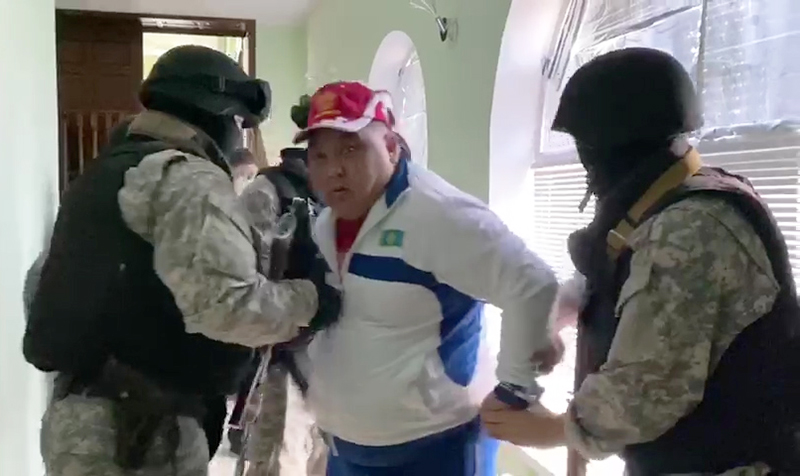 Появилось видео задержания Муслима Ундаганова в Уральске