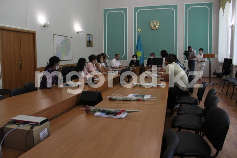 Конституция күні қарсаңында Ақсайда 22 медицина қызметкеріне жатақхана кілті табысталды