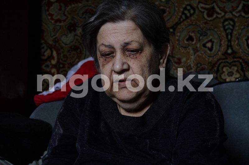 Больная женщина просит хлеб на лестничной площадке в общежитии Уральска