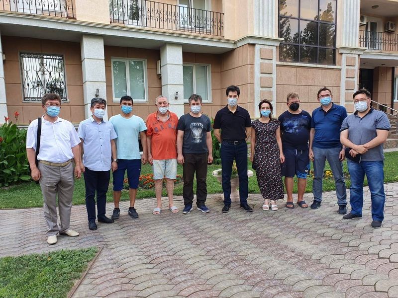 На родину вернулись врачи из России, лечившие больных COVID-19 в ЗКО