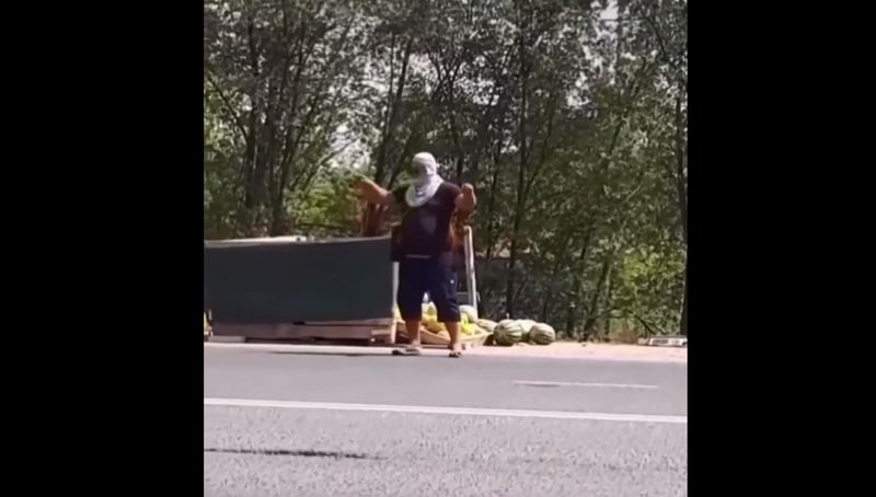 Танец продавца арбузов сняли на видео в Уральске
