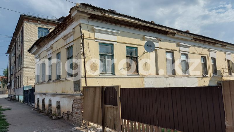 В Уральске рушится дом 1900 года