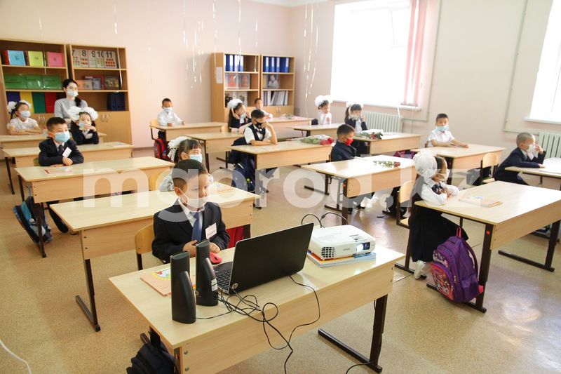 Дети в масках и родители вне школы: как отметили День знаний в Уральске в условиях карантина(фоторепортаж)