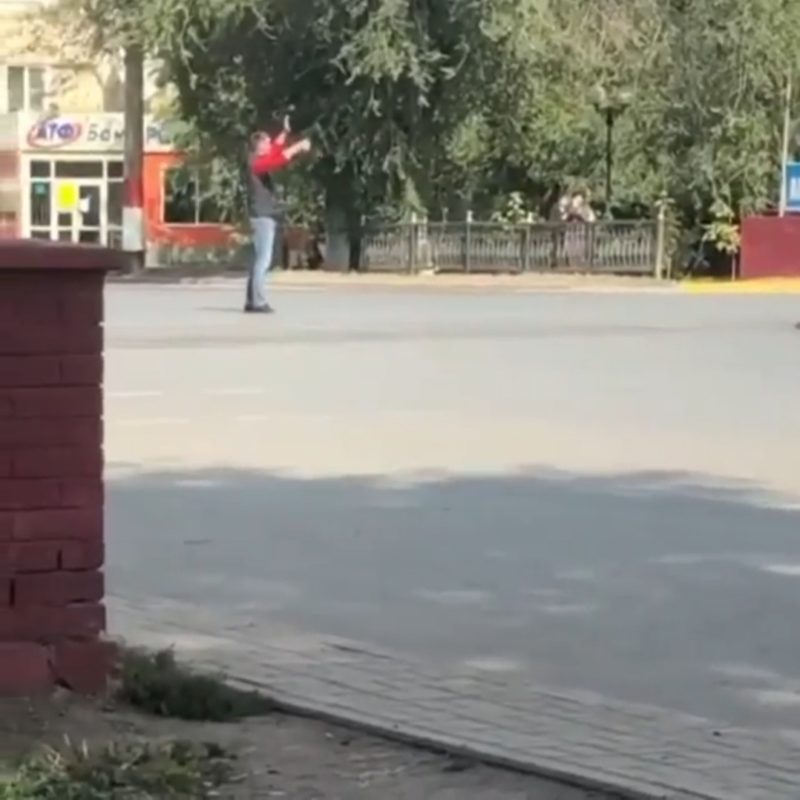 В Уральске мужчина вместо полицейских регулировал движение (видео)