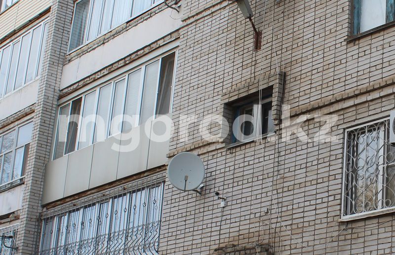 В Уральске пенсионер выбросился с балкона многоэтажки и разбился насмерть