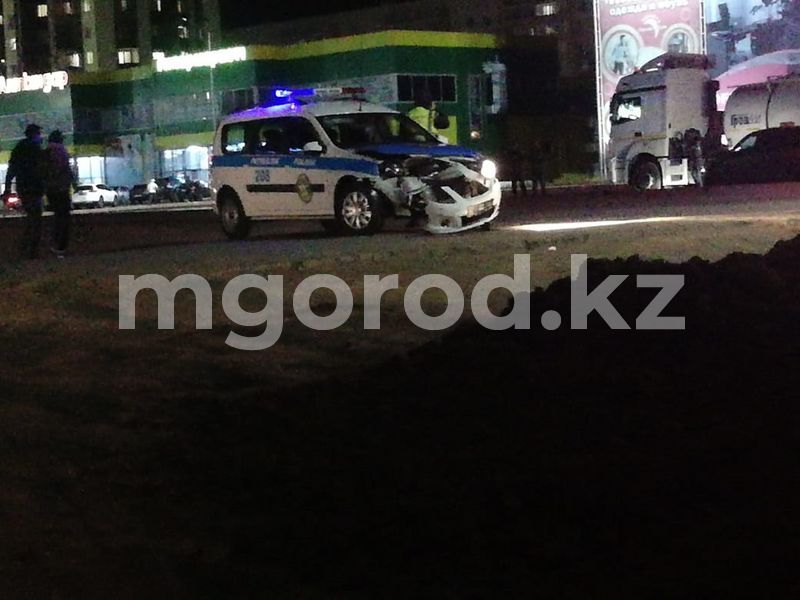 Полицейская машина попала в ДТП в Уральске