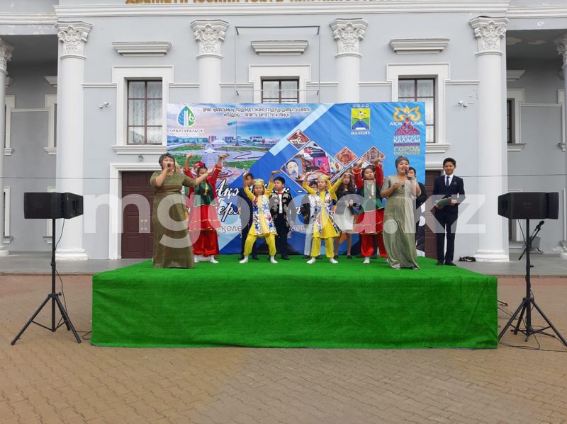 В Казталовском районе выпускники школы сделали селу подарок