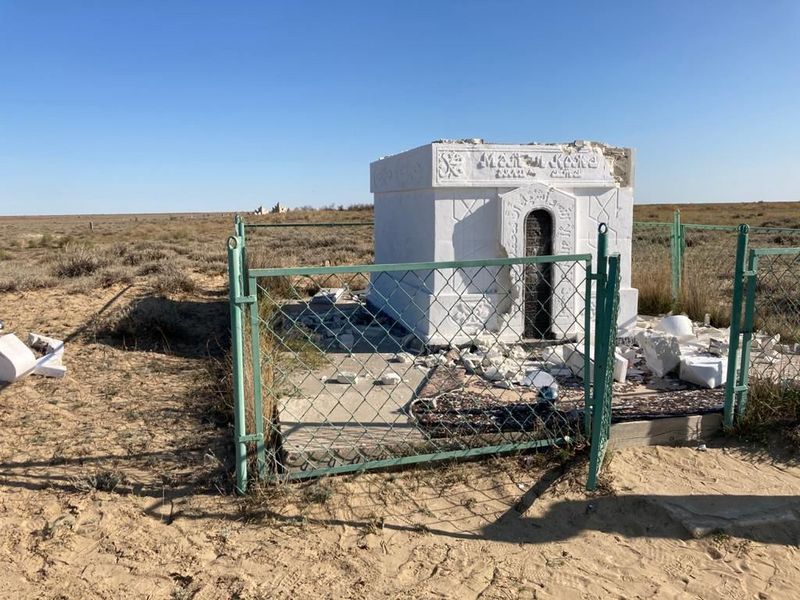 Гробницу и могилы разгромили в Атырауской области: вандалу вынесли приговор