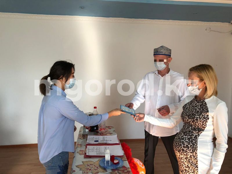 Первая свадьба после ослабления карантина прошла в следственном изоляторе Атырау (фото)
