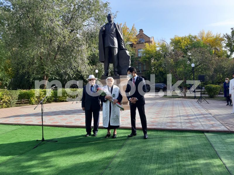 Вдова Жубана Молдагалиева приехала в Уральск на открытие памятника мужу