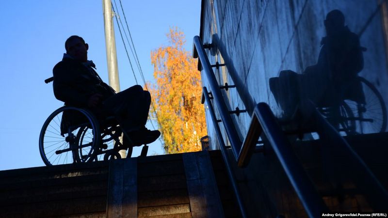 358 тенге в час. Люди с инвалидностью жалуются на сбои с выдачей зарплат их помощникам