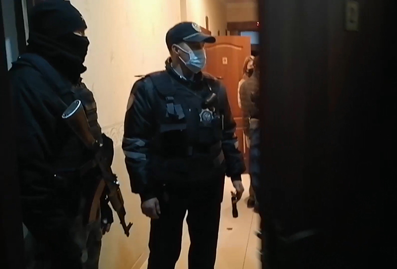 Полицейские и СОБРовцы нагрянули в ночной клуб Актобе (видео)