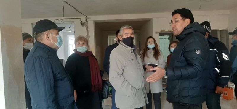 Ақсай каласындағы мектептердегі күрделі жөндеу сапасын депутаттар тексерді