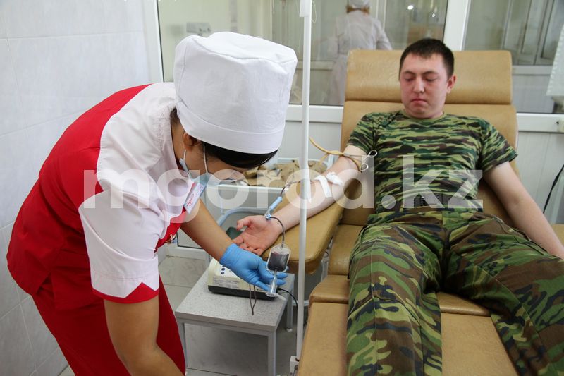 Полицейские в Атырау сдали кровь для детской больницы