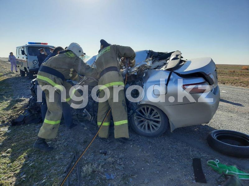 Мужчина погиб при столкновении Toyota Camry и большегруза на трассе в ЗКО (фото)