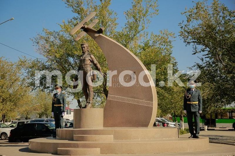 В Атырау открыли памятную доску Хиуаз Доспановой