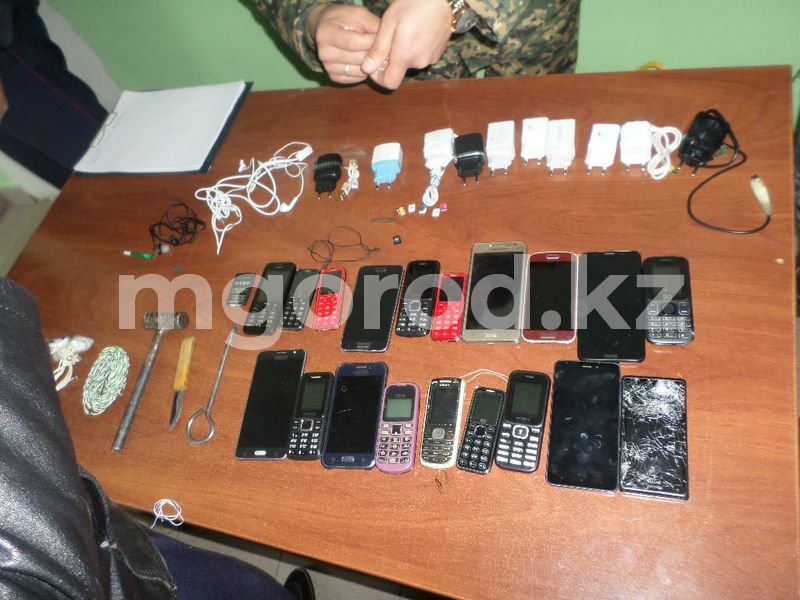 В Уральске во время обыска у заключенных нашли телефоны