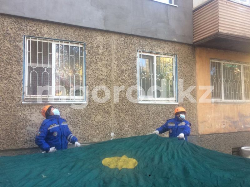Женщина пыталась выпрыгнуть из окна многоэтажки в Уральске
