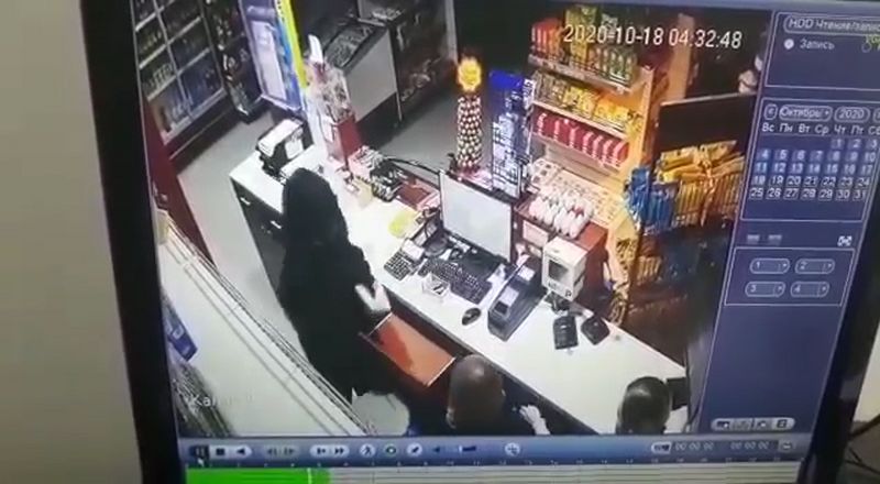 В ЗКО мужчина, угрожая ножом, ограбил АЗС (видео)