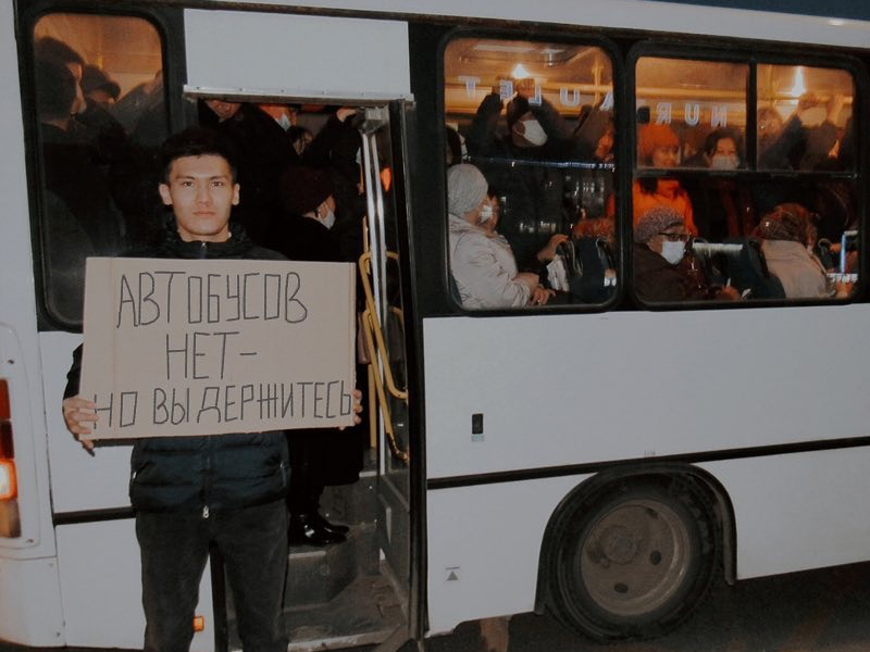 Жители Актобе устроили акцию против переполненных автобусов