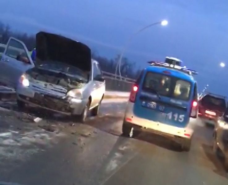 Километровые пробки образовались в Уральске из-за аварии на мосту (видео)
