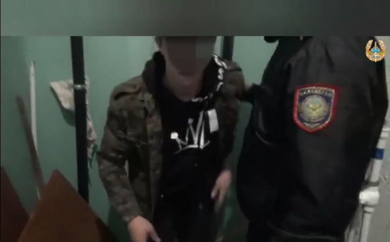 Посетители ночного клуба прятались в туалете от полицейских в Уральске (видео)