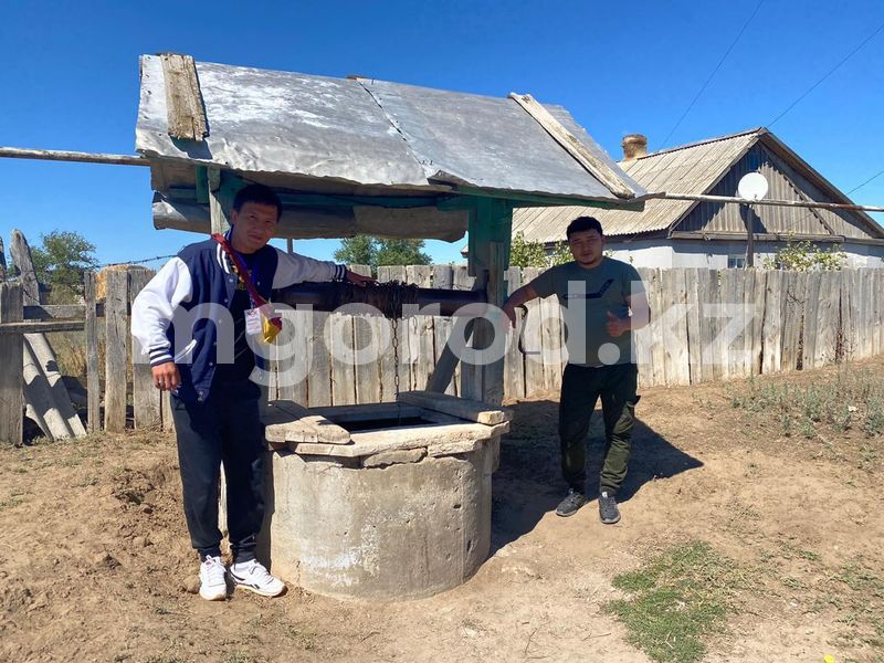 Волонтеры помогают сельчанам провести воду в дома