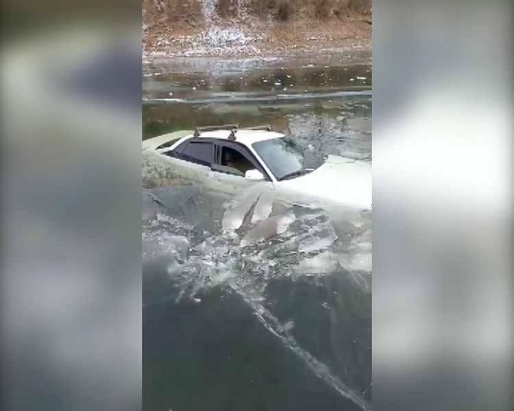 Audi провалилась под лед на реке ЗКО (видео)