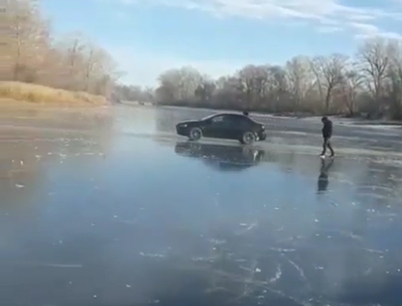 Водитель за рулем авто пересек замерзшую реку в ЗКО (видео)